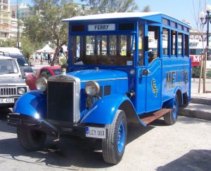 Malta adasında nostaljik tur yapan bir otobüs
